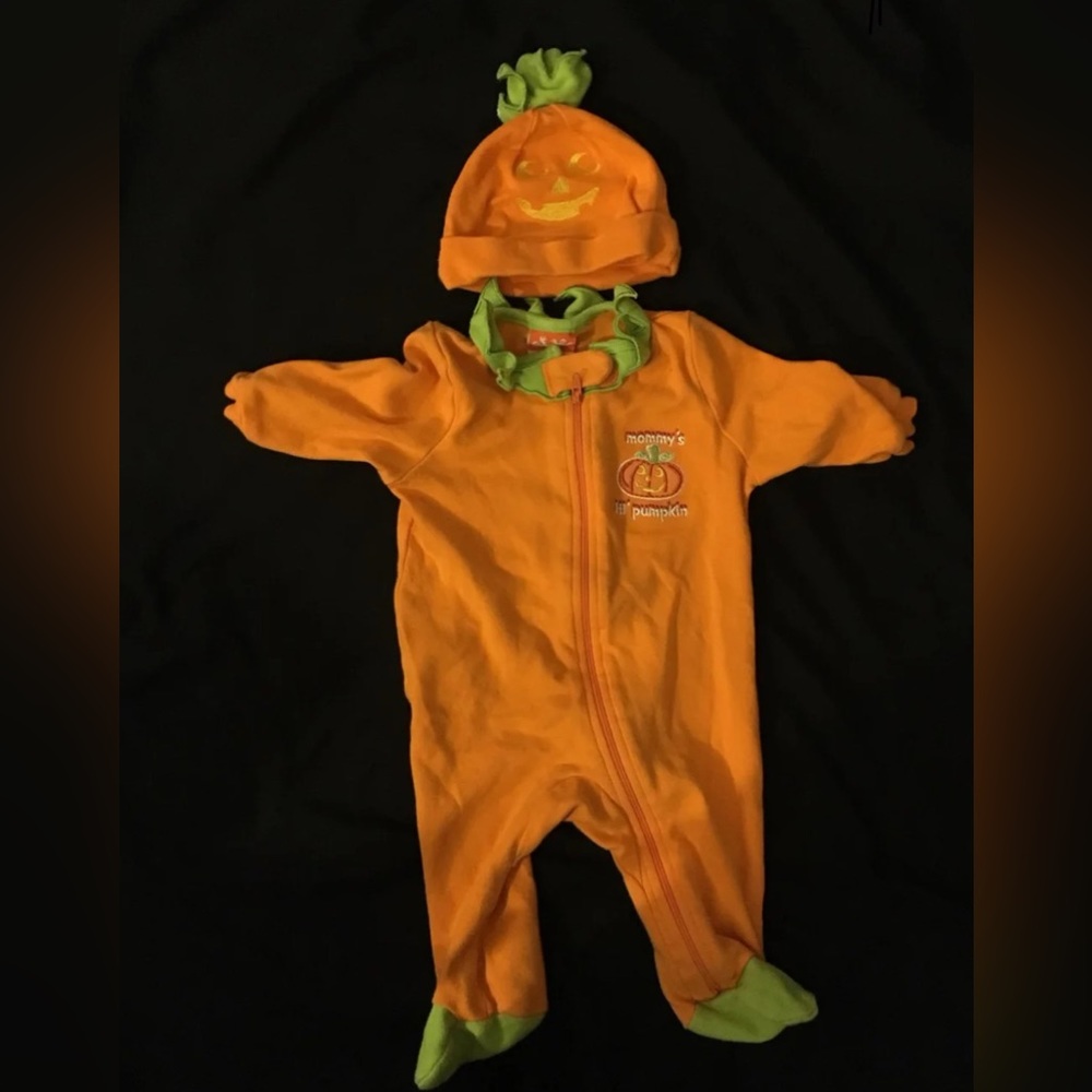 “Mommy’s Lil’ Pumpkin” 🎃 Halloween Outfit & Hat (0-3 Months) 💯 % Cotton